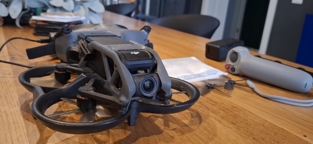Dji Avata cu ochelari și controller