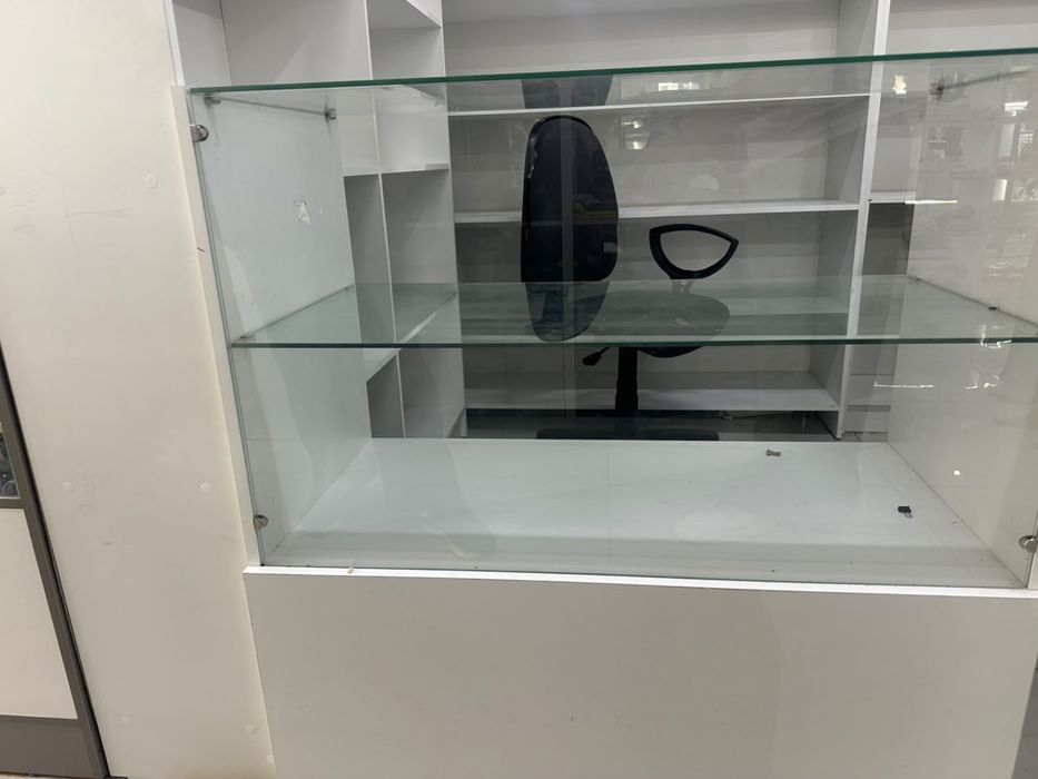 Срочно продам витрины и шкафы