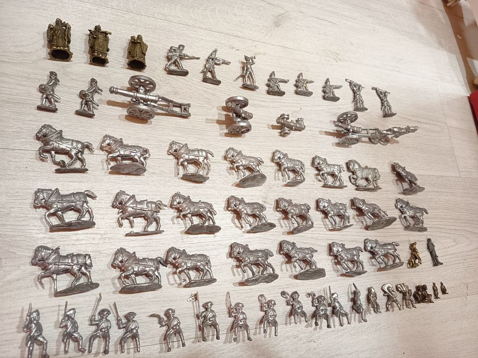 60 бр метални фигурки войници и др