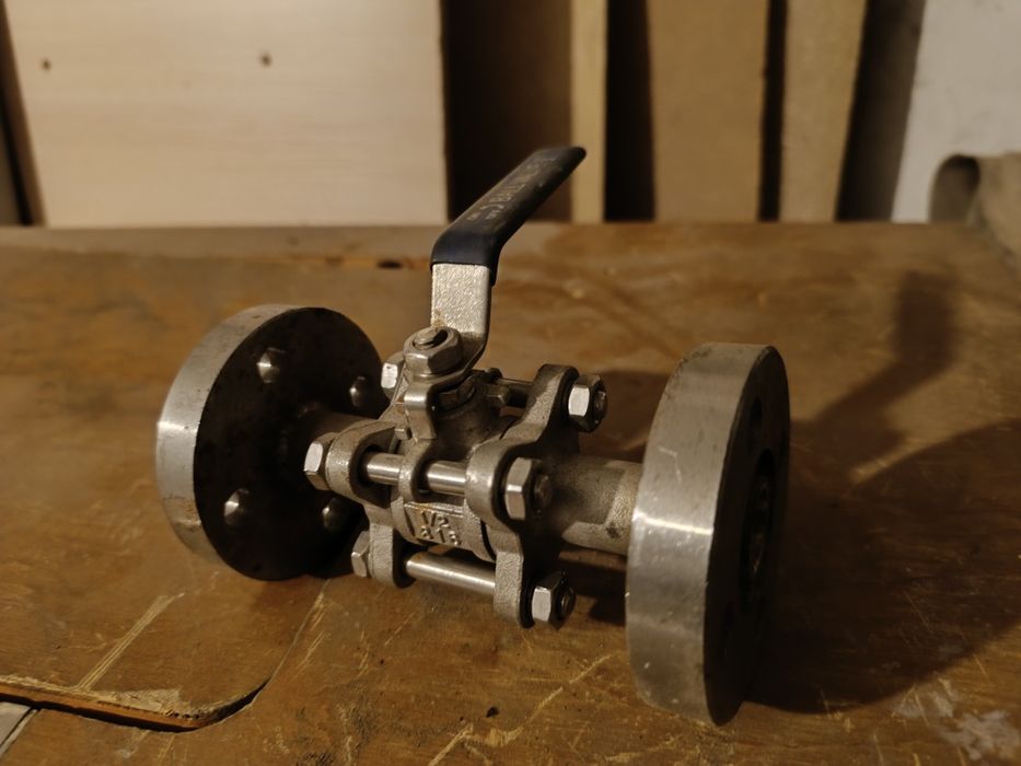 Продам задвижки новые