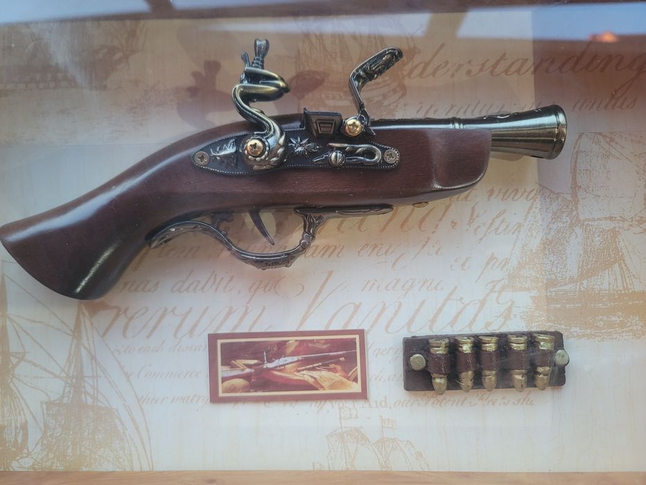 Tablou tip panoplie cu pistol decorativ