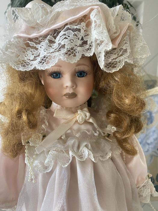 Фарфоровая кукла