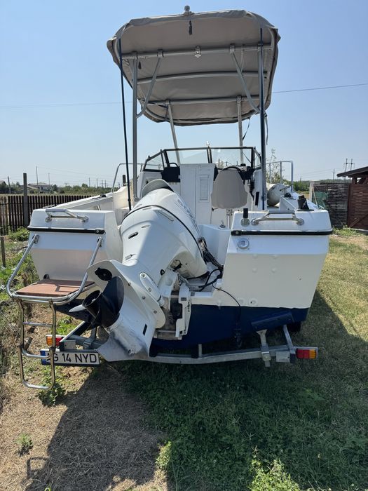 Barca cabinata cu prelata