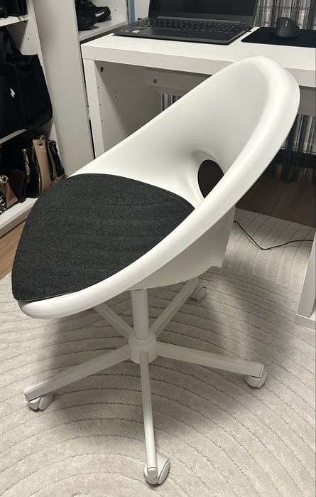 Ikea scaun LOBERGET / MALSKÄR  rotativ+pernă, alb/gri închis