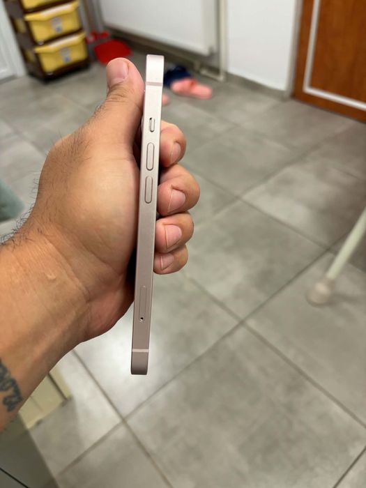 Vand iphone 13 unu albastru unu roz
