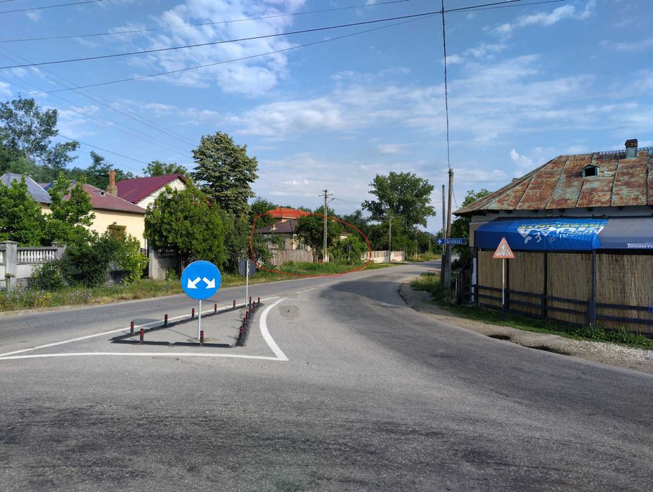 Casa de vanzare la Strada + Pamant . Septebrie .