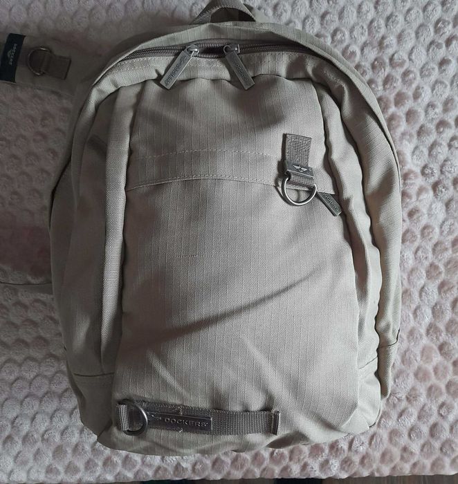 раница Dockers – бежова, здрава и практична