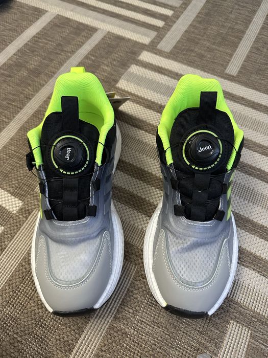 Продам новые кроссовки 38-39