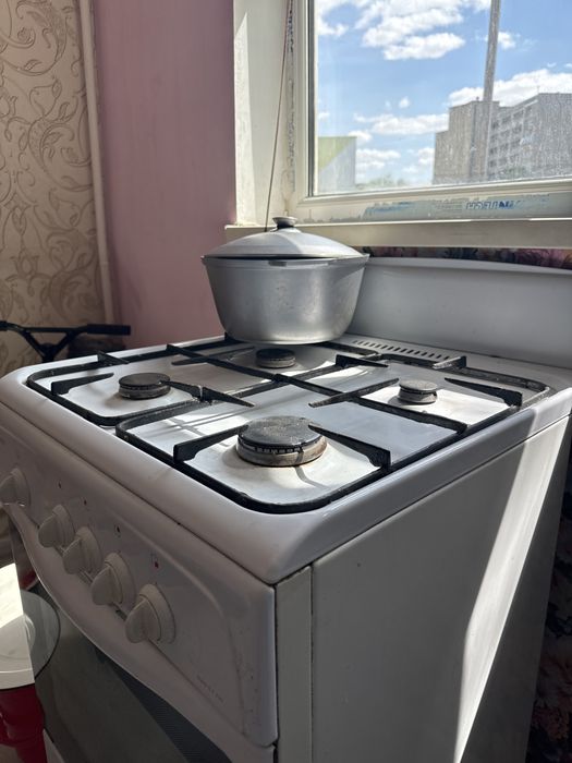 Продаю газ плиту б/у  в отличном состояние