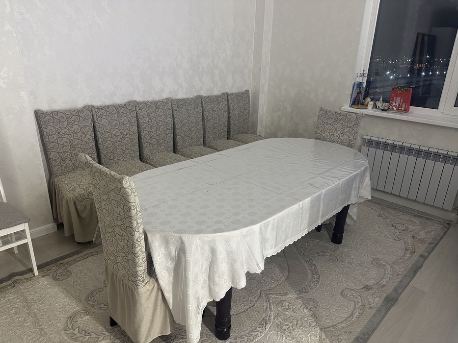 Срочно продам большой стол со стулями