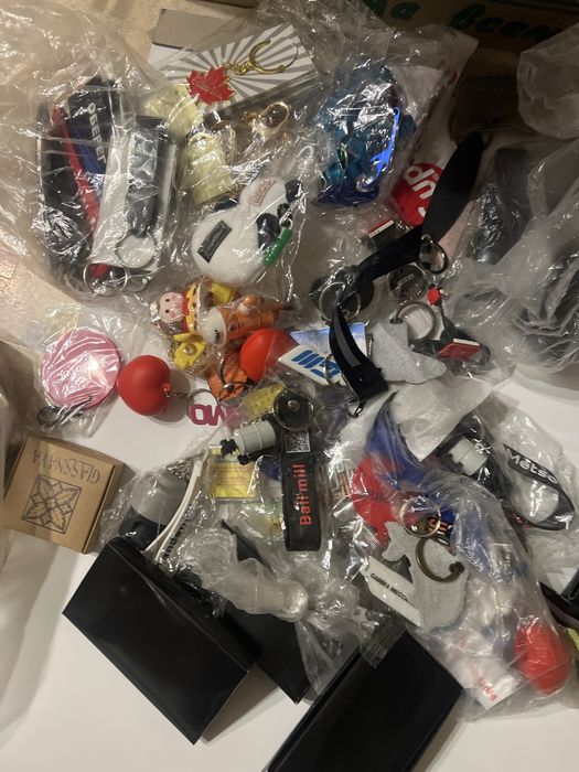 Брелки на подарок разные