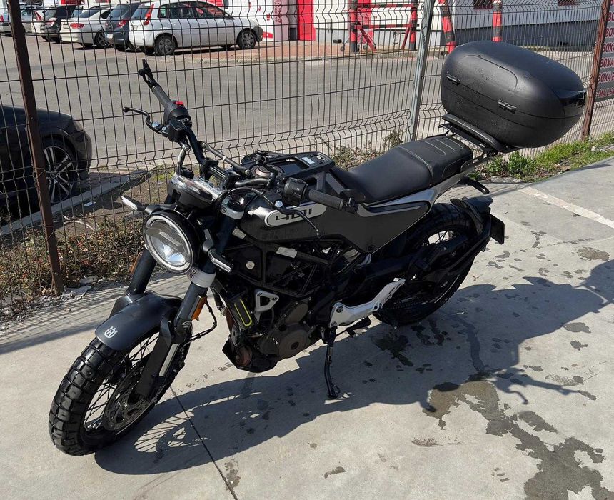 Motocicleta Husqvarna Svartpilen 401 2021 11500km