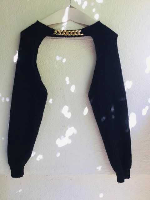 Bolero negru cu mâneci lungi și lanț decorativ