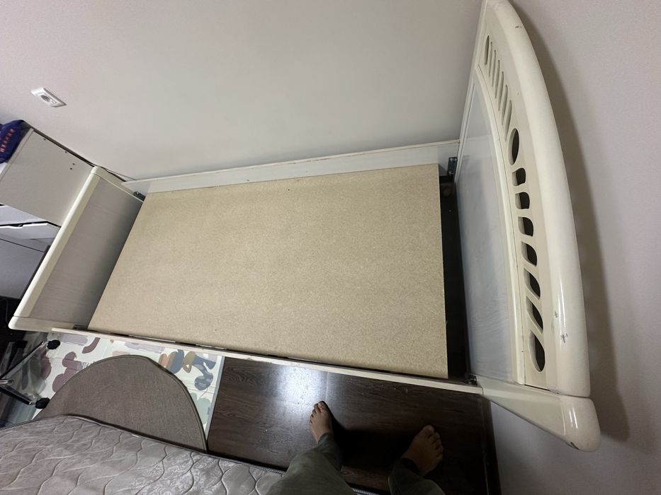 Кровать б.у  белого цвета  размер 93Х205 см