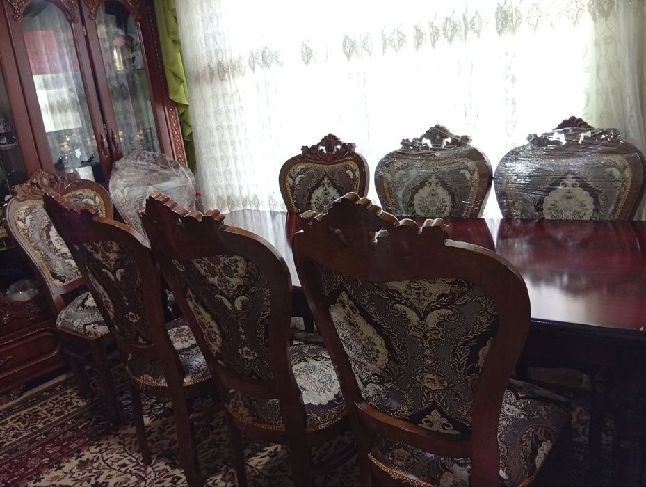стол ва 8 та стул холати яхши