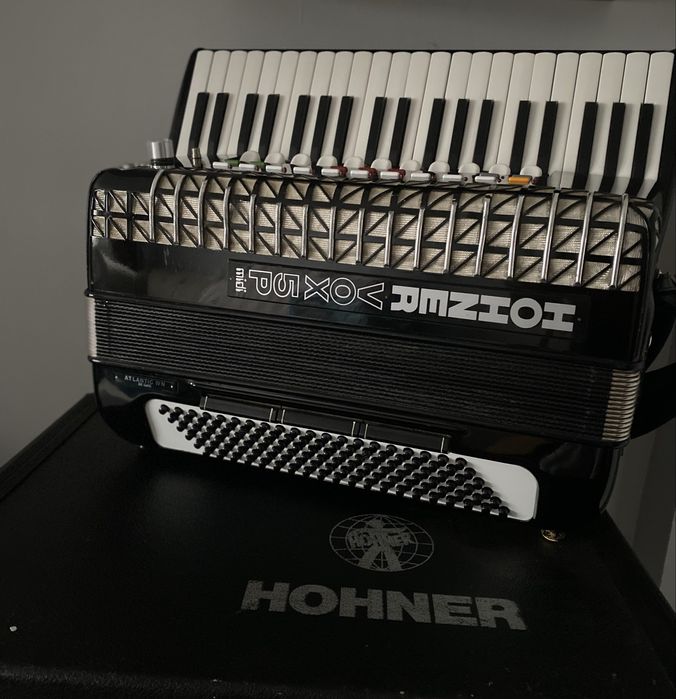 Se vinde acordeon ,Model Hohner vox5