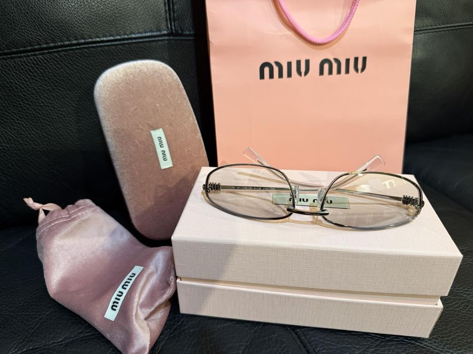 Чисто нови оригинални дамски слънчеви очила  MIU MIU