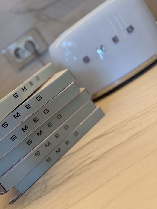Set de 6 tacamuri Smeg, noi