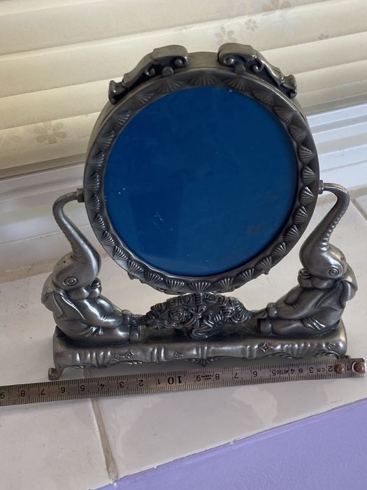 Много масивно, винтидж огледало, от едната страна рамка за снимка