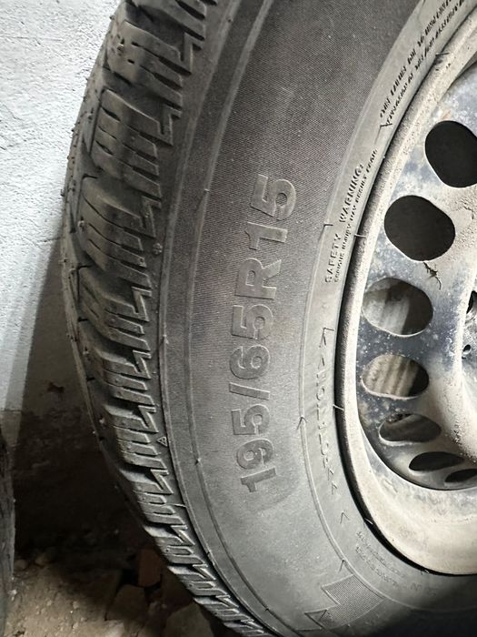 Продам резину на Мерседес 210 с дисками