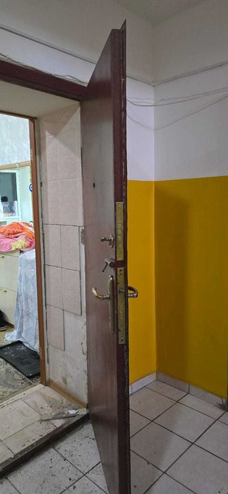 Продам входную металическую дверь