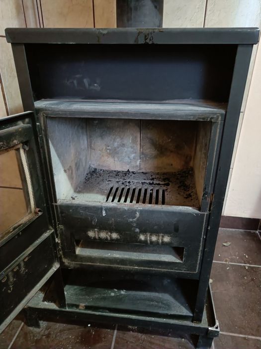 Vând sobă FM economic 9kv pe lemn și brichete