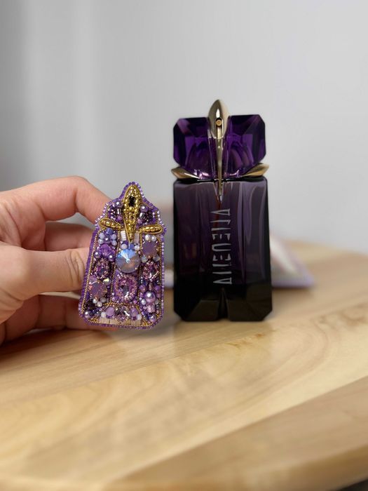 Brosa parfum "Alien" brodata manual cu margele si cristale