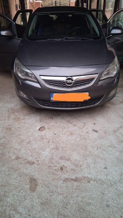 Vând Opel Astra j