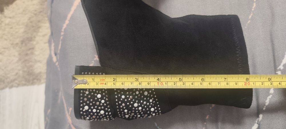 Дамски боти с камъчета на тока.