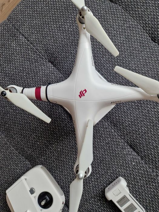 vand drona dji phantom 3 pro care zboarafara probleme dar fara camera