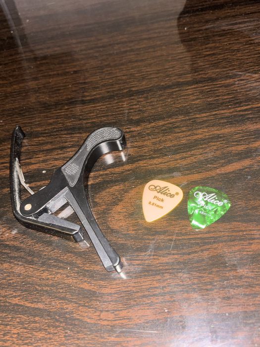 Гитара акустика в хорошем состояние