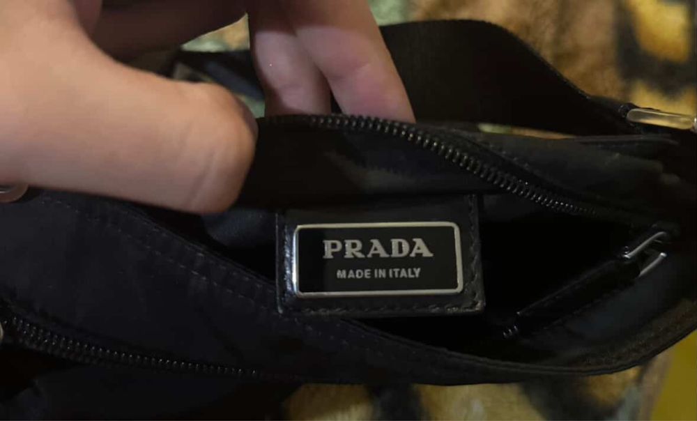 Сумка Prada.