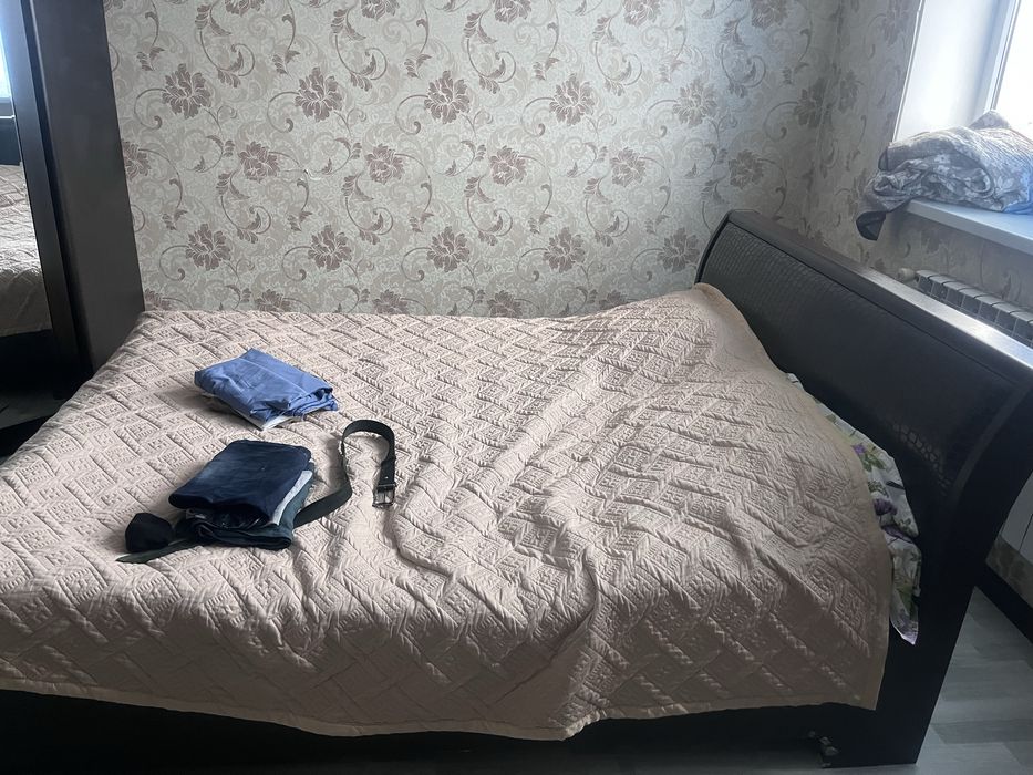 Кровать и шкаф,