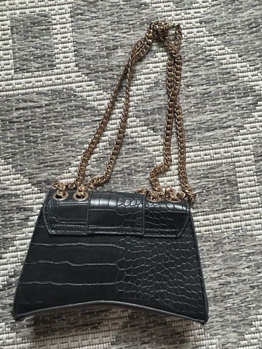 Женска черна чанта със златист цвят дръжки