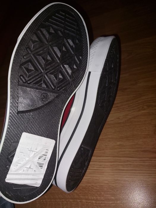 Tenis noi mărimea 38