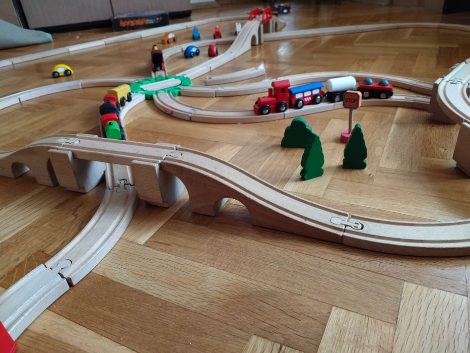 Влакове с релси дървени