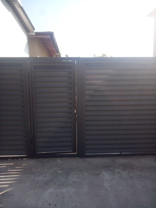 Изработка и монтаж на ламелни врати и огради.