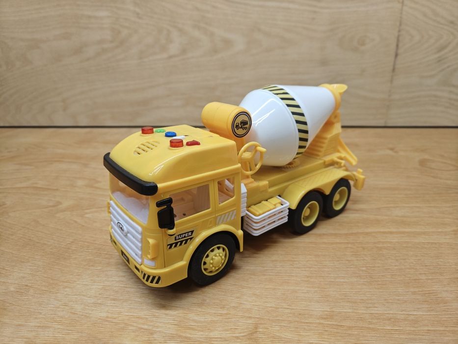 Камион и фадрома(багер) с диснационно, боклукчийски камион и бетоновоз