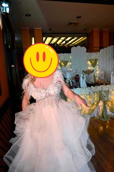 Сватбена рокля на воали.с пера