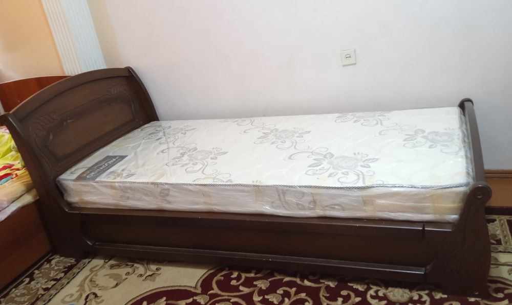 Односпальная мебель: кровать и шкаф