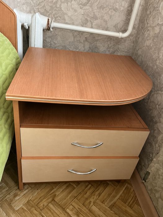Продам тумбочку орехового цвета