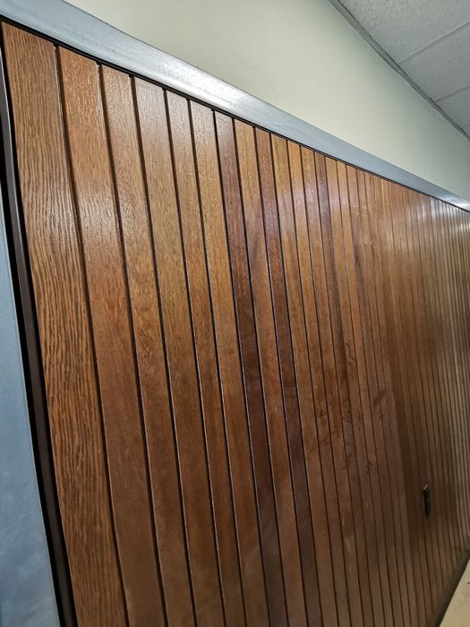 Гаражна врата Hormann, "летящо крило", Бери с пълнеж от масивно дърво