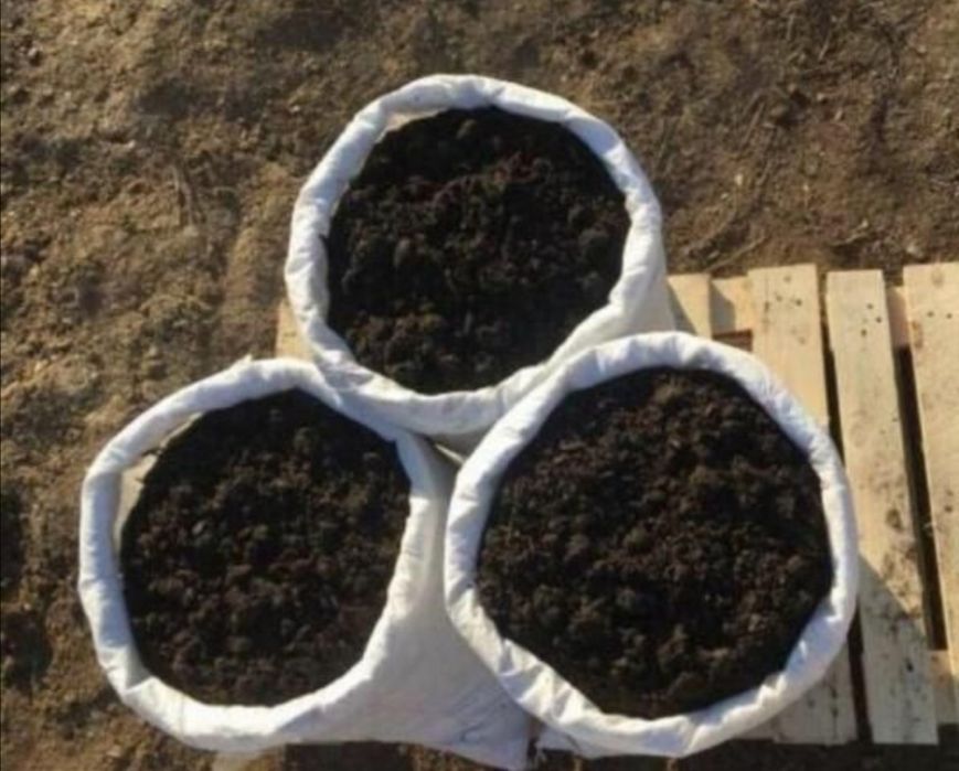 Торф перегной чернозем торфогрунт. Перегной в мешках. Грунт для огорода в мешках. Почвогрунт в мешках. Чернозем перегной в мешках.