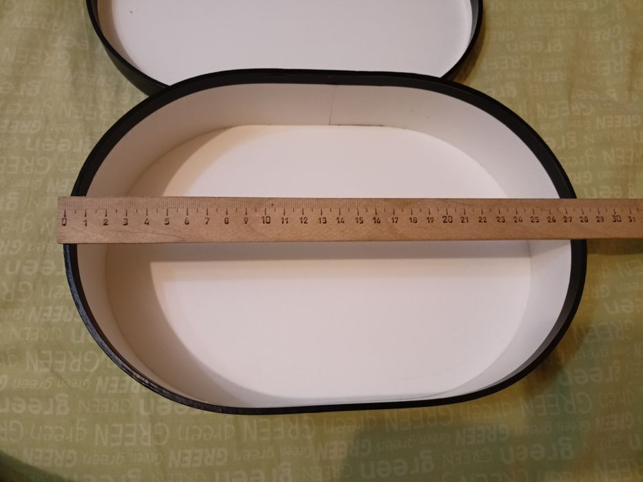 Овальная коробочка черного цвета