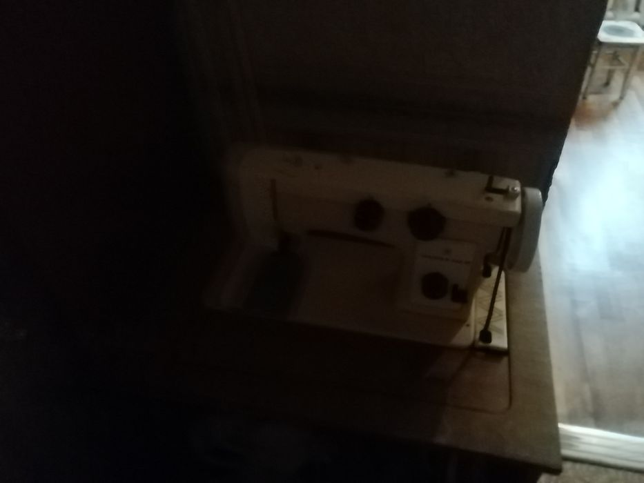 Продам швейную машинку