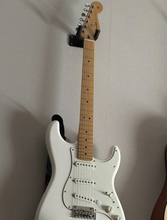 fender stratocaster player