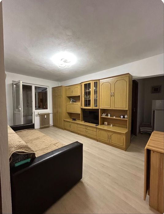 Vand apartament Craiovita Noua zona materna etaj 1/4