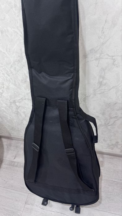 Плотный фирменный чехол на гитару