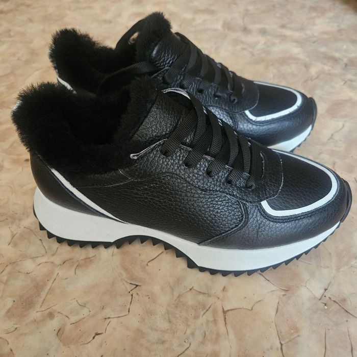 Продам зимние кроссовки женские