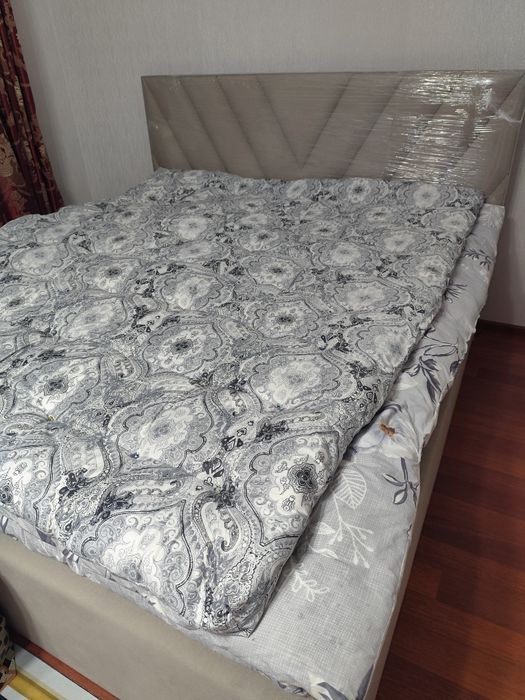 Түшек диван үстіне